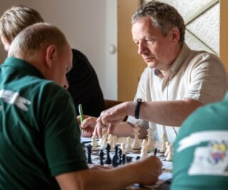 Denksportler wechseln den Verein - Der Geringswalder Schachspieler Dirk Kapplick (r.) steuerte am letzten Spieltag gegen Stollberg ein Remis bei. In der abgelaufenen Saison holte er 4,5Punkte aus sieben Partien. 