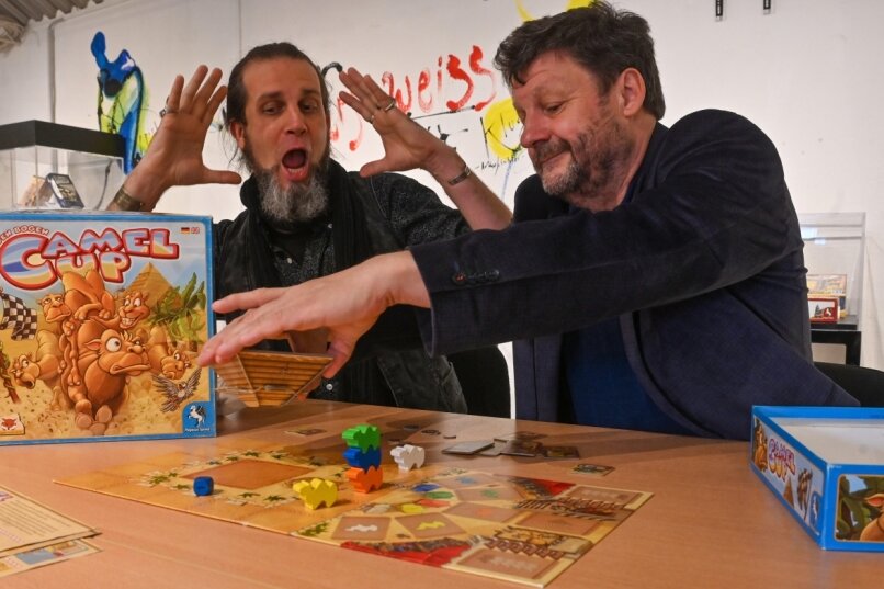 Dennis Lohausen gibt Spielen ein unverwechselbares Gesicht - Der Grafiker Dennis Lohausen (li.) und Peter Eggert von der Firma Deep Print Games haben Spaß beim Ausprobieren des Spiels "Camel Up". 