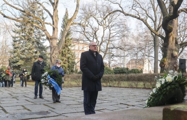 "Der 27. Januar ist ein Aufruf gegen Geschichtsvergessenheit" - Oberbürgermeister Sven Schulze, Vertreter der Stadt und der Landespolitik sowie der Jüdischen Gemeinde legten am Donnerstag Kränze im Park der Opfer des Faschismus nieder. 