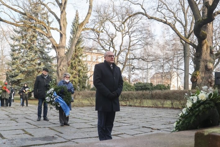 Oberbürgermeister Sven Schulze, Vertreter der Stadt und der Landespolitik sowie der Jüdischen Gemeinde legten am Donnerstag Kränze im Park der Opfer des Faschismus nieder. 