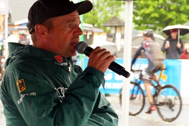 Organisiert und moderiert den Erzgebirgs-Bike-Marathon nun schon seit 30 Jahren: Albrecht Dietze. Mit seinem Helferteam hat er sich für die Jubiläumsauflage einige besondere Angebote einfallen lassen. 