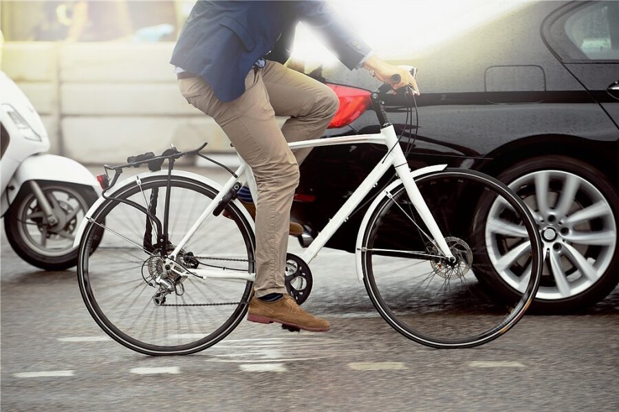 Der ADAC wirbt für das Radfahren - So kann man Sprit sparen: Fahrrad fahren. 