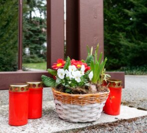 Der ältere Tote hielt den Revolver - Am Gartentor des Tatorthauses sind Lebenslichter für die Opfer der Gewalttat aufgestellt. 