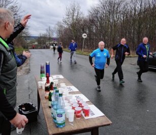 Der Älteste darf eher los - An der Strecke wurden die Läufer der Jubiläumsauflage mit Getränken versorgt. 