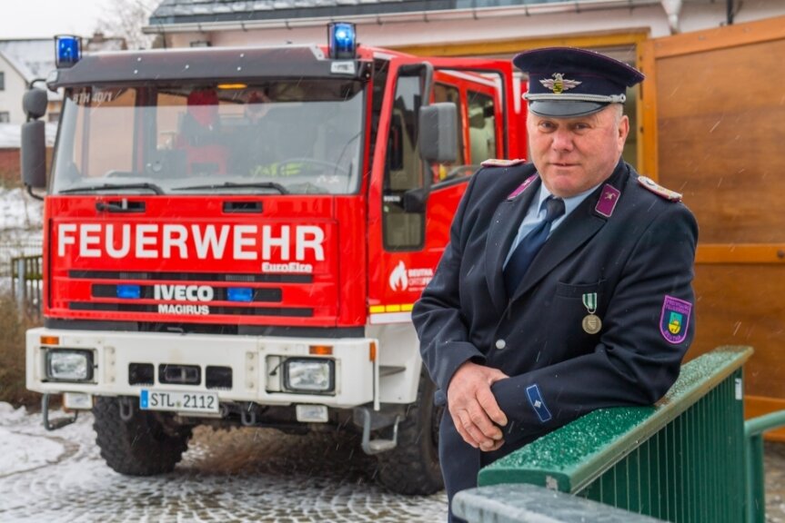 Der alte Feuerwehrchef und sein Dorf - Ein letztes Mal posiert Rainer Lemke mit dem Abzeichen des Wehrleiters. 