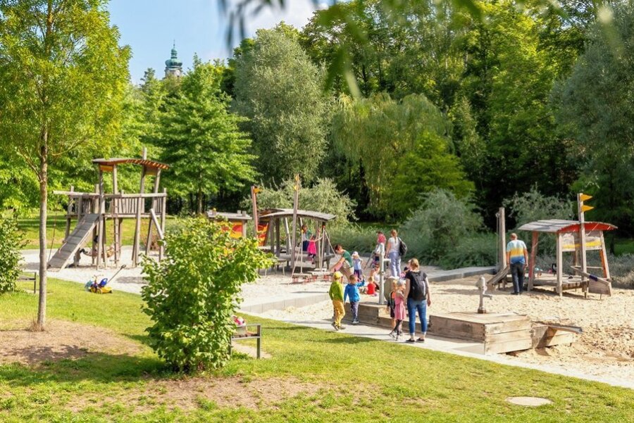 Der Auerbacher Hofaupark ist seit zehn Jahren Magnet für alle Generationen - Für Familien, aber auch für Kindergruppen aus der Stadt und den Nachbarorten wie Ellefeld ist der Hofaupark mit seinen Spielmöglichkeiten ein beliebtes Ziel.