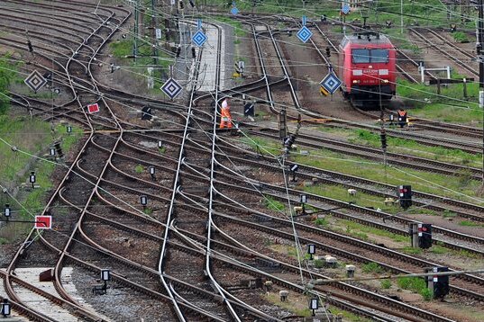 Der Bahnstreik: Überstunden als Frustfaktor - Gähnende Leere: Ein Rangierer läuft am Güterbahnhof Dresden-Friedrichstadt über die Gleise.