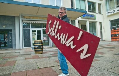 Der bekannteste Weinhändler von Chemnitz gibt auf - Jens Schliwa schraubt die Schilder an seinem Chemnitzer Geschäft an der Theaterstraße ab. Ihn zieht es nach Berlin, dort will er eine Weinhandlung eröffnen. Nach 36 Jahren in der Stadt ist er von Chemnitz enttäuscht.