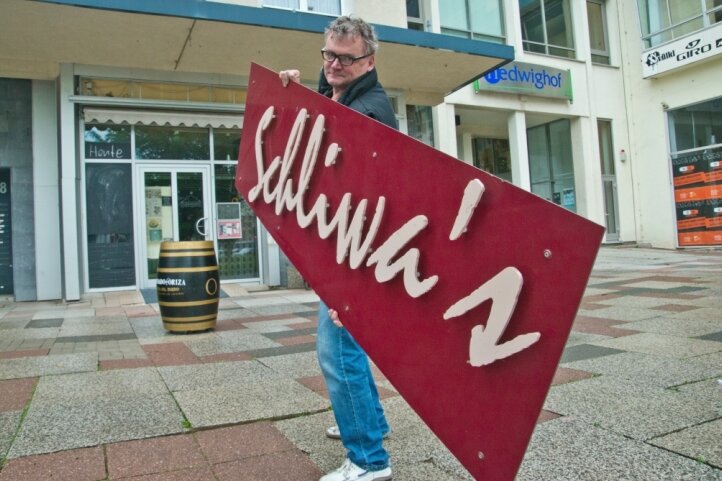 Der bekannteste Weinhändler von Chemnitz gibt auf - Jens Schliwa schraubt die Schilder an seinem Chemnitzer Geschäft an der Theaterstraße ab. Ihn zieht es nach Berlin, dort will er eine Weinhandlung eröffnen. Nach 36 Jahren in der Stadt ist er von Chemnitz enttäuscht.
