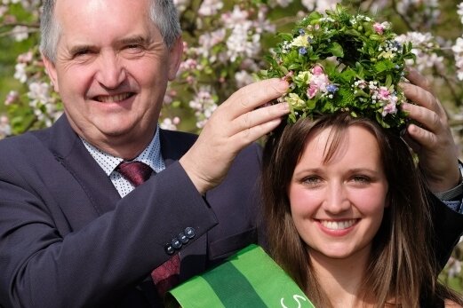 Der beliebte Herr Schmidt - Sachsens Landwirtschaftsminister zeigt sich gern mit Königinnen - hier mit Sachsens aktueller Blütenkönigin Laura Kirschner.