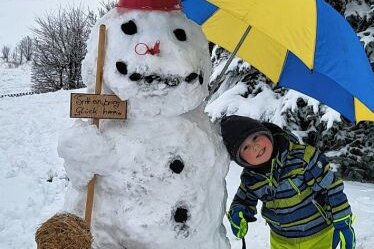 Der Besuchermagnet - Der vierjährige Leon hat gemeinsam mit seiner Mutter Peggy und seiner Großmutter Katrin Gläßer einen Schneemann in deren Garten in der Neuhausener Straße in Seiffen gebaut.