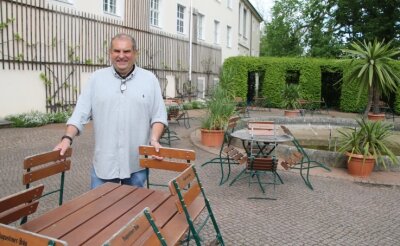 Der Biergarten wartet schon auf Gäste - Maik Hunger rückt im Außenbereich der Gaststätte "Vitzthum" in Lichtenwalde die Stühle zurecht. 100 Plätze stehen zur Verfügung. 