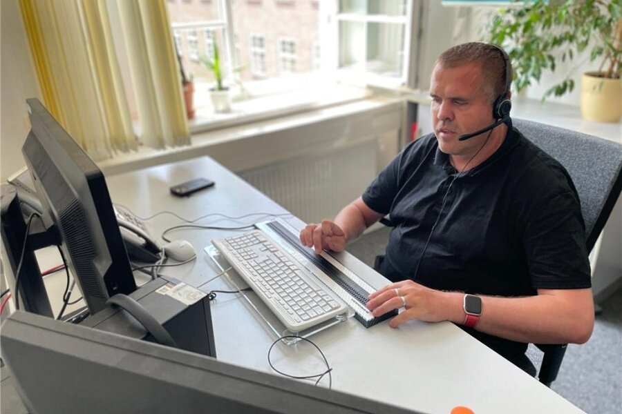 Der blinde Telefonist: Wie Marcel Klose doch noch einen Vollzeit-Job fand - Marcel Klose in seinem Büro im Chemnitzer Landgericht. Dort vermittelt er Anrufer an die richtigen Stellen.