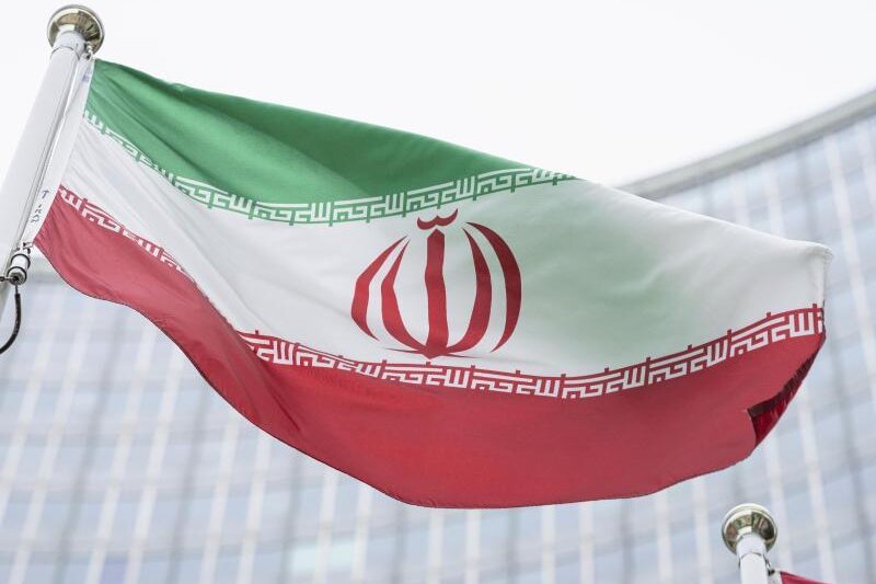            Die iranische Flagge weht vor dem Gebäude des Internationalen Zentrums, in dem sich der Sitz der Internationalen Atomenergiebehörde (IAEO) befindet. (Archivbild).