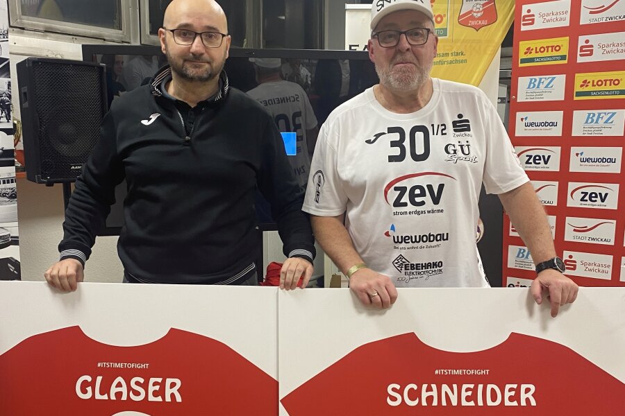 Sichtlich bewegt zeigte sich Volker Schneider (rechts), als er Ende Dezember von den Verantwortlichen des BSV Sachsen Zwickau um Jacek Wasilewski (links) mit dem Trikot für die Hallenwand überrascht wurde.