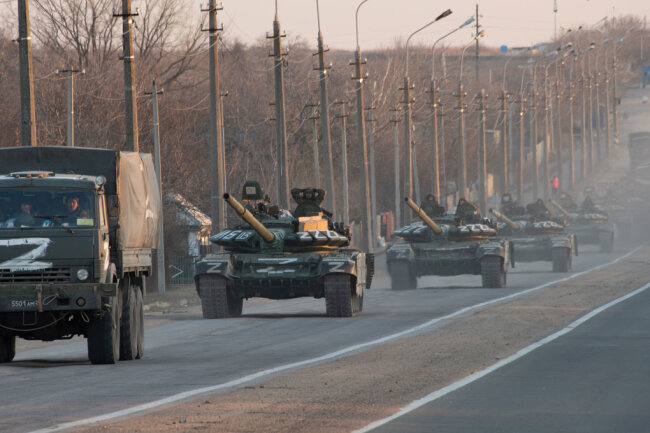 Eine Panzerkolonne mit dem aufgemalten Z-Symbol erstreckt sich in die Ferne, während sie auf der Autobahn Mariupol-Donezk in Richtung Norden fährt.