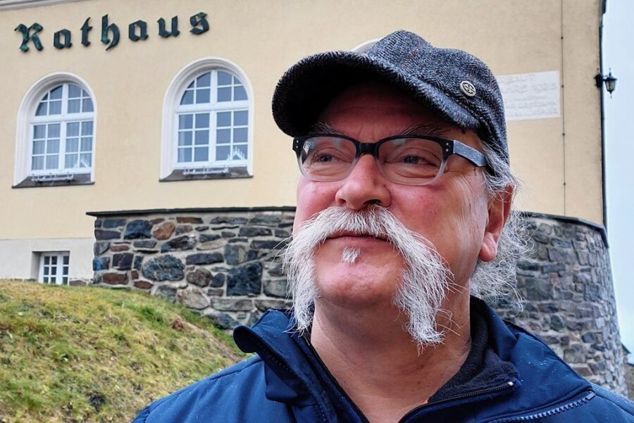 Der Bürgermeister-Kandidat, der die Skiwelt in Schöneck auf private Füße stellen will - Hans-Dieter Kersten (AfD) vor dem Schönecker Rathaus, das in diesem Jahr auf sein 100-jähriges Jubiläum blicken kann. 