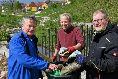 Der Bürgermeister kehrt wieder: Frühjahrsputz in Frankenberg - Ralf Neumann, Bernd Höppner und Robert Köhler (v. l.) haben in den „Paradiesgärten“ im Mühlbachtal Müll gesammelt.