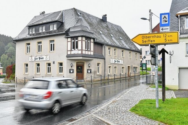 Der Bürgermeister von Neuhausen: "Die Bürokratie in Sachsen ist ein Hemmnis" - Leerstand: Die Gaststätte "Zur Post" steht seit längerem zum Verkauf.