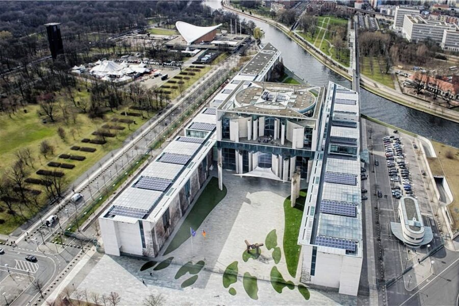 Der Bundeskanzler setzt auf Chemnitzer Solarmodule - Auf dem Bundeskanzleramt in Berlin produzieren Solarmodule von Heckert Solar im Durchschnitt 180 Megawattstunden Strom pro Jahr. 