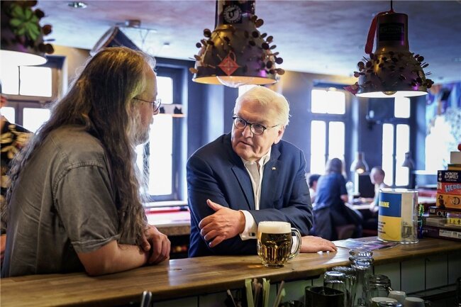 Volksnah: Bundespräsident Frank-Walter Steinmeier im Gespräch mit einem Besucher eines Kulturzentrums in Quedlinburg. 
