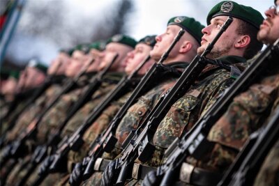 Der Bundeswehrverband fordert ein Machtwort des Kanzlers - Das Sondervermögen für die Bundeswehr ist schon jetzt verplant. Wie die Streitkräfte künftig weiterfinanziert werden sollen, ist offen. Ab 2028 wird es eine Lücke von 20 Milliarden Euro geben.
