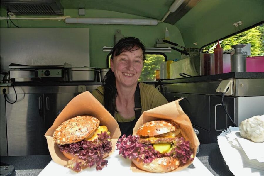 Der Burger-Geheimtipp im oberen Vogtland - Sandra Glathe vom Wald-Imbiss bereitet schmackhafte XXL-Burger zu.