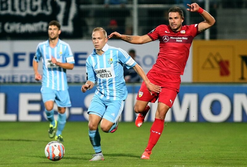 Der CFC kann noch gewinnen: 2:1 gegen Kellerkind Stuttgart - CFC-Abwehrspieler Alexander Nandzik (l.), der das entscheidende 2:1 erzielte, im Duell mit dem Stuttgarter Marco Günttner.