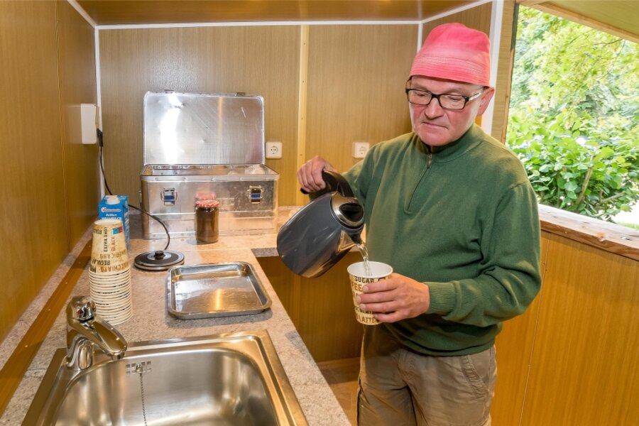 „Der Charme ist absolut verflogen“: Erzgebirger hadern mit neuem Standort von Kaffee-Kurt - Die neue Bude von Kaffee-Kurt in Niederschmiedeberg genügt nun den Hygienevorschriften, hat mit der alten aber nicht mehr viel gemein.