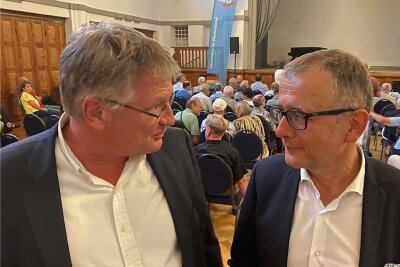 Der Chemnitzer AfD-Direktkandidat macht Witze und denkt lieber groß - AfD-Parteichef Jörg Meuthen (links) mit Direktkandidat Michael Klonovsky Freitagabend im Ballsaal Hilbersdorf. 