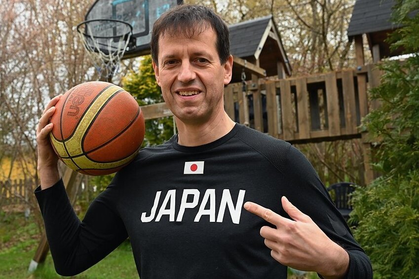 Torsten Loibl, hier vor seinem Basketballkorb im eigenen Garten in Chemnitz, ist seit 2018 als Nationaltrainer für die 3x3-Basketballteams Japans verantwortlich. In dieser Funktion wird er im Sommer bei den Olympischen Spielen in Tokio dabei sein - wenn die Spiele denn stattfinden. Loibl ist optimistisch, dass die Gastgeber trotz Pandemie alles in den Griff bekommen. 