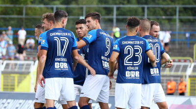 Der Chemnitzer FC steht im Sachsenpokal-Finale - Auswärts in Dunkelblau: Chemnitzer Torjubel nach der Führung für Chemnitz durch Torschütze Danny Breitfelder (9). 