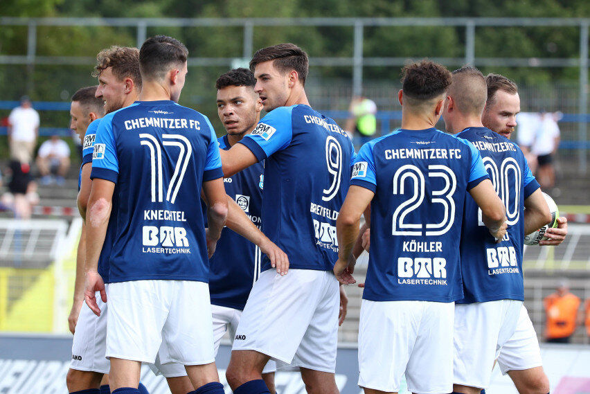 Der Chemnitzer FC steht im Sachsenpokal-Finale - Auswärts in Dunkelblau: Chemnitzer Torjubel nach der Führung für Chemnitz durch Torschütze Danny Breitfelder (9). 
