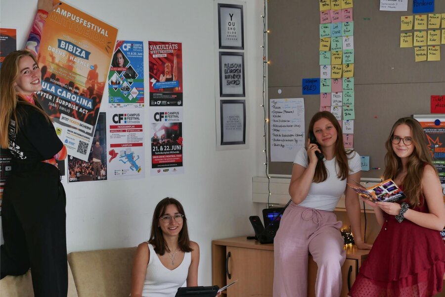 Der Countdown zum Campusfestival in Mittweida läuft: Studenten geben Vollgas - Celina Schrammel, Johanna Böttger, Antonia Oetzel und Annalena Aller (v. l.) organisieren mit ihren Kommilitonen das Campusfestival. Im Planungsbüro gesellen sich bunte Notizzettel zu Postern vergangener Festivals.