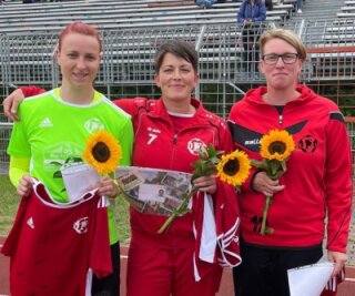 Der DFC nutzt seinen Aktionstag doppelt - Eileen Rymek-Neef, Susan Heuer und Katja Richter (von links) nach ihrer Verabschiedung vom offiziellen Spielbetrieb. 
