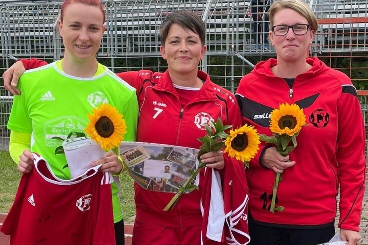 Der DFC nutzt seinen Aktionstag doppelt - Eileen Rymek-Neef, Susan Heuer und Katja Richter (von links) nach ihrer Verabschiedung vom offiziellen Spielbetrieb. 