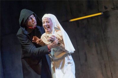 Der die Fäden zieht - Andreas Torwesten als verkleideter Herzog und Julia Hell als verzweifelte Novizin Isabella in "Maß für Maß". Das Shakespeare-Stück hatte am Samstag am Theater Plauen Premiere. 