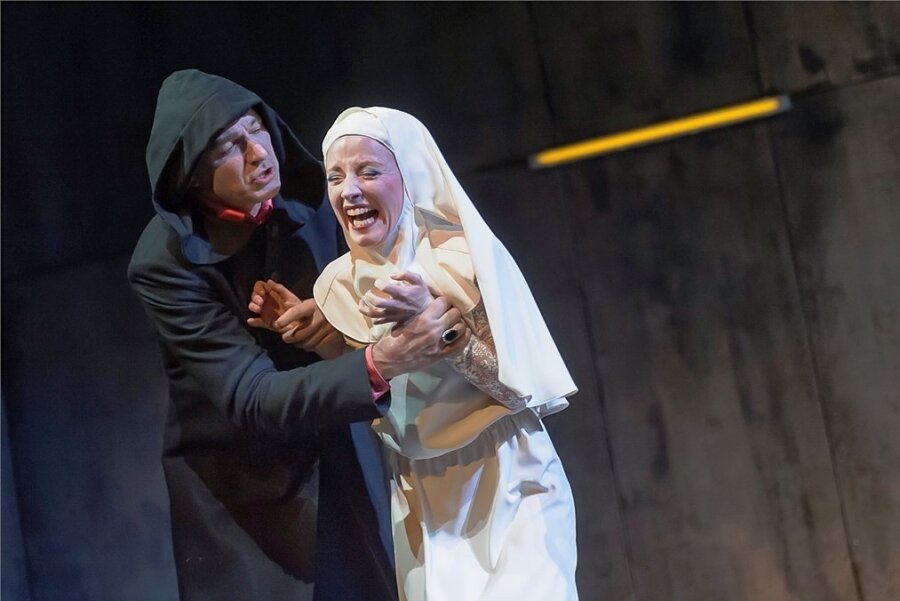 Andreas Torwesten als verkleideter Herzog und Julia Hell als verzweifelte Novizin Isabella in "Maß für Maß". Das Shakespeare-Stück hatte am Samstag am Theater Plauen Premiere. 