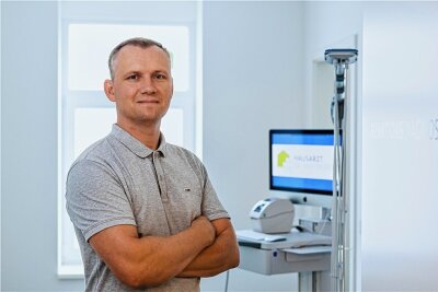 Der digitale Arzt - In dieser Praxis in Dresden haben Aktenordner und Terminbücher ausgedient - Hausarzt Dr. Martin Deile setzt in seiner Dresdner Praxis auf moderne Technik. 