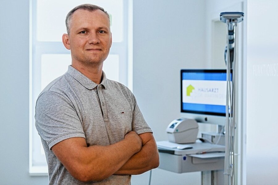 Hausarzt Dr. Martin Deile setzt in seiner Dresdner Praxis auf moderne Technik. 