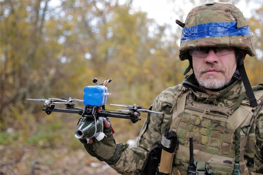 Der Drohnenkrieg in der Ukraine – ein Bericht von der Front bei Bachmut - Wolodymyr hält eine Kamikaze-Drohne in seinen Händen. Sie fliegt über 100 Kilometer pro Stunde schnell. Ein schönes Hobby-Spielzeug für Turniere in friedlichen Zeiten. Jetzt ist sie der fliegende Tod.