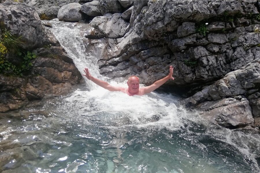 Immer munter rein ins Wasser: Christoph Stölzel an seinem 68. Geburtstag voriges Jahr im Karwendel.