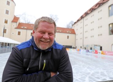 Der Eisflüsterer vom Freiberger Schlosshof - Michael Bleck ist zufrieden mit der Qualität der diesjährigen Eisbahn im Freiberger Schlosshof. 