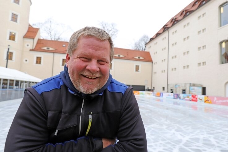 Der Eisflüsterer vom Freiberger Schlosshof - Michael Bleck ist zufrieden mit der Qualität der diesjährigen Eisbahn im Freiberger Schlosshof. 