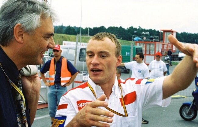 Der endlose Kampf um den Grand Prix - Alt-OB Erich Homilius 1999 im Gespräch mit Ralf Waldmann. "Waldi" holte damals auf dem Sachsenring Platz 3 im Rennen der 250er.