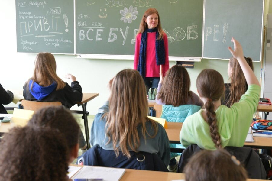 Insgesamt 27 ukrainische Schüler der Klassenstufen fünf bis neun lernen bei Lehrerin Snizhana Gladka an der Freiberger Ohain-Oberschule nun gemeinsam die deutsche Sprache. Für viele war es am Mittwoch der erste Schultag. 