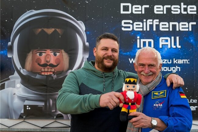 Männelmacher Markus Füchtner (links) hatte den Nussknacker eigentlich für einen Freund gebaut, der auf Weltreise ging. Hier mit Weltraumexperte Tasillo Römisch, der Wilhelm ins All schickte. 