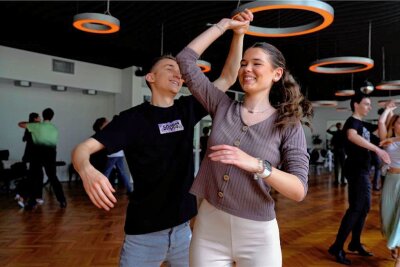 Der erste Tanz nach der jahrelangen Pause - Emilia Miller und Joel Schmid bereiteten sich in Kursen in der Tanzschule Köhler-Schimmel auf den 19. Opernball vor. Sie eröffnen als Debütanten den Ball. 