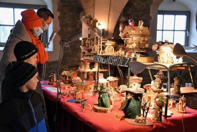 Der erste und vermutlich letzte Weihnachtsmarkt im oberen Vogtland - Kreative Handarbeiten aus Holz gehörten zum Angebot. 