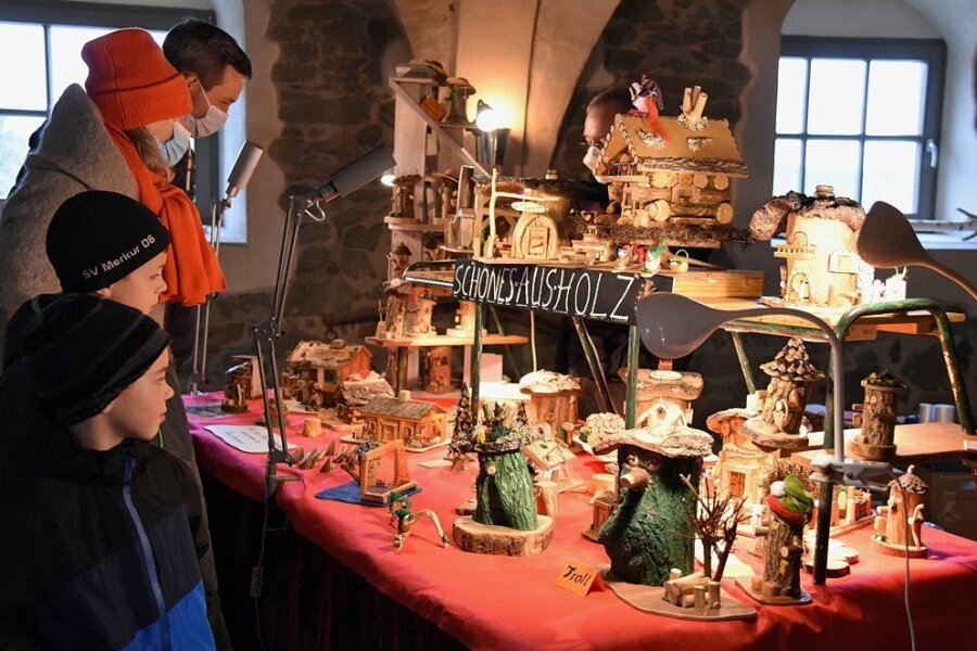 Der erste und vermutlich letzte Weihnachtsmarkt im oberen Vogtland - Kreative Handarbeiten aus Holz gehörten zum Angebot. 